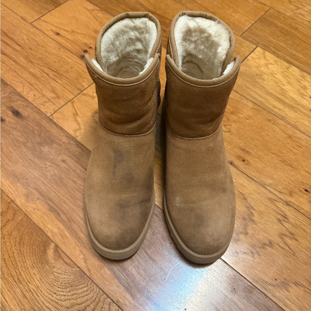 Closet clean out! UGG Women's Boots - Picture 3 of 6
